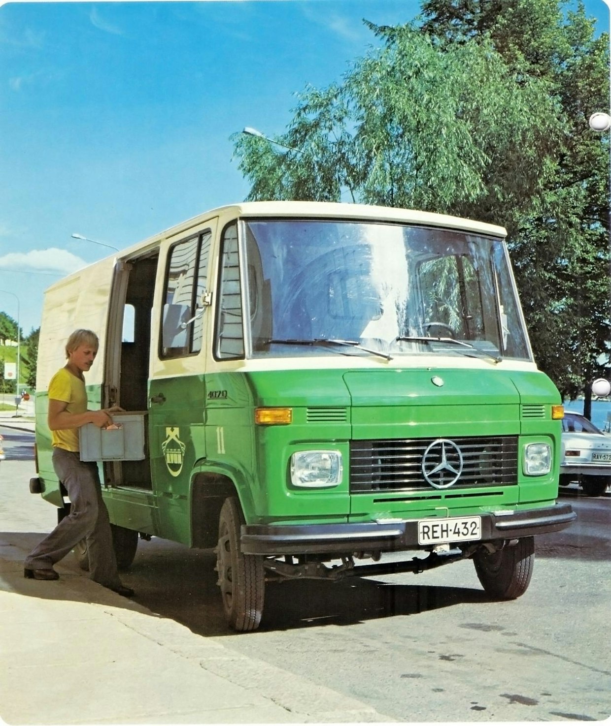 Mercedes-Benzin kevyet jakeluautot ovat saavuttaneet vankan aseman Suomessa. Suosio perustuu suurelta osin vuonna 1968 myyntiin tulleeseen T2-mallisarjaan (Transporter). Se saavutti lopulta lähes 20 vuoden malli-iän, sillä T2 korvattiin vasta 1996 täysin uudistuneella mallilla nimeltä Sprinter. Kuvassa on Mercedes-Benz Transporter L 407D vuonna 1979. Tässä mallissa oli 2,4 litran OM 616 -diesel, joka oli saatavana vuodesta 1974 alkaen.