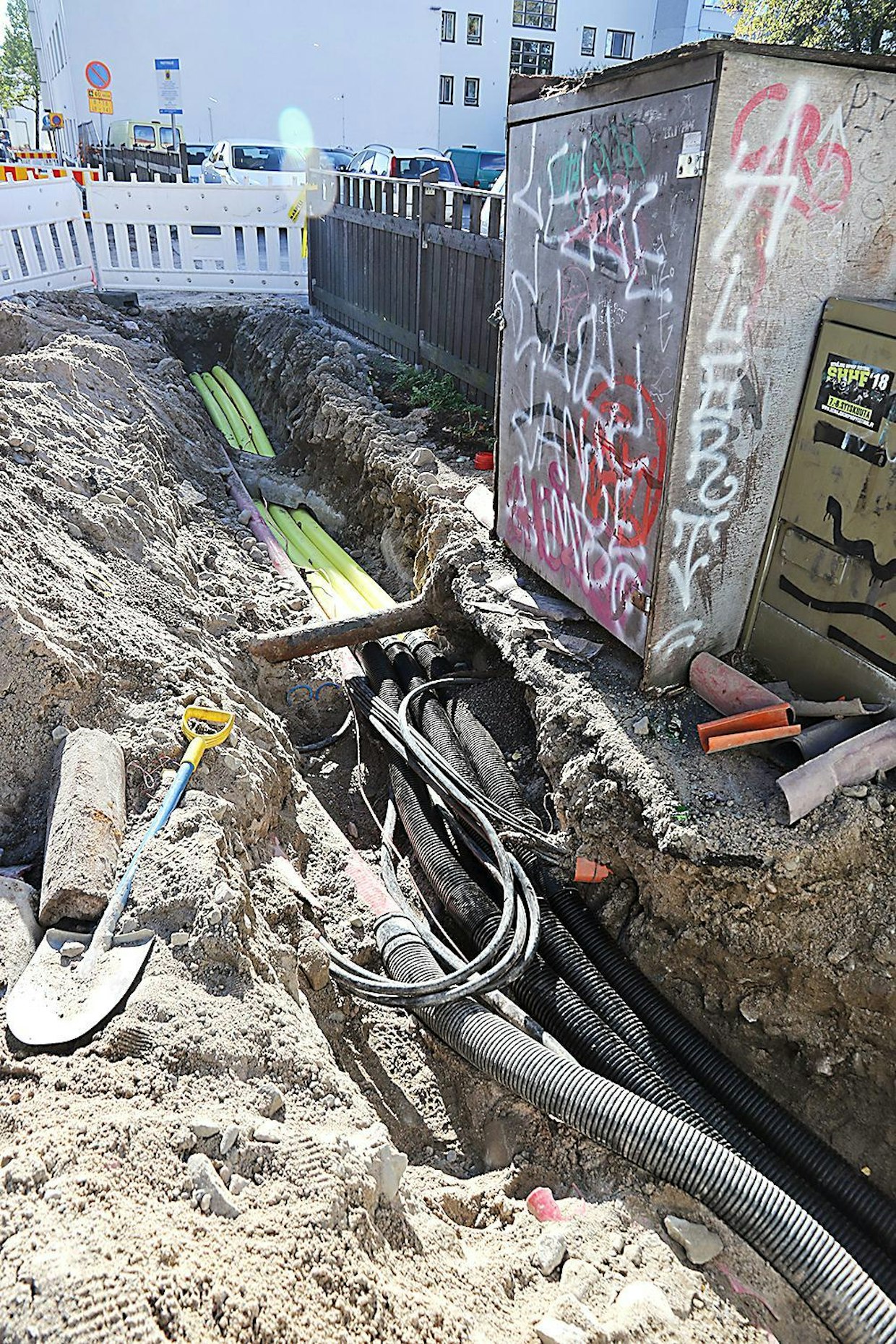 Taajamien kaapelityömailla koneelta vaaditaan tarkkaa hydrauliikkaa ja kuljettajalta taitoa sekä malttia.