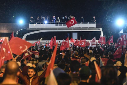 Turkin oppositio on asettanut maan perustuslakiuudistusta puoltavan kansanäänestystuloksen kyseenalaiseksi. Turkin presidentti Recep Tayyip Erdogan puhui kannattajilleen Istanbulissa äänestystuloksen julkistamisen jälkeen.  Perustuslakiuudistus kasvattaa presidentin valtaoikeuksia. LEHTIKUVA/AFP