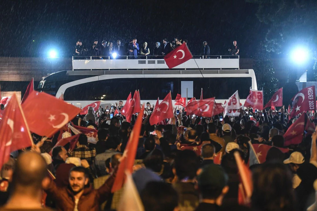 Turkin oppositio on asettanut maan perustuslakiuudistusta puoltavan kansanäänestystuloksen kyseenalaiseksi. Turkin presidentti Recep Tayyip Erdogan puhui kannattajilleen Istanbulissa äänestystuloksen julkistamisen jälkeen. Perustuslakiuudistus kasvattaa presidentin valtaoikeuksia. LEHTIKUVA/AFP