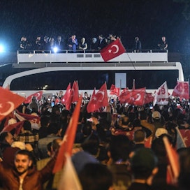 Turkin oppositio on asettanut maan perustuslakiuudistusta puoltavan kansanäänestystuloksen kyseenalaiseksi. Turkin presidentti Recep Tayyip Erdogan puhui kannattajilleen Istanbulissa äänestystuloksen julkistamisen jälkeen.  Perustuslakiuudistus kasvattaa presidentin valtaoikeuksia. LEHTIKUVA/AFP