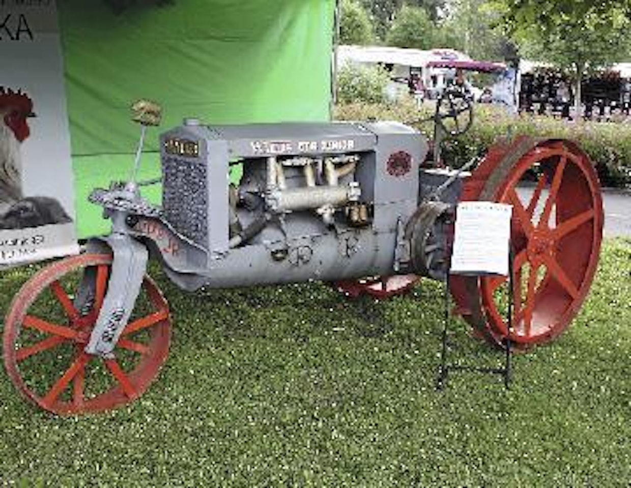 Wallis oli ensimmäinen traktori, jossa oli itsekantava valurunko. Ensimmäiset kappaleet tehtiin vuonna 1914, jatkossa uudenlaista rakennetta hyödynsivät muun muassa Fordson ja Deering. 25-hevosvoimaista, 1,5 tonnia painavaa Wallis Cub Junioria on tuotu Suomeen tämän hetkisten tietojen mukaan ainakin neljä kappaletta. (Seinäjoki)