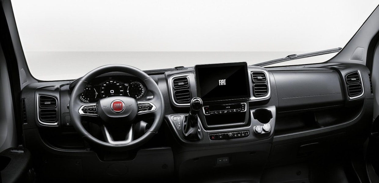 Fiat Ducato saa uuden ilmeen niin ulkopuolelle kuin ohjaamoon. Keulaa koristaa Fiatin uudistunut logo sekä LED-päiväajovalot. Uusi kojelauta ja ohjauspyörä ovat näkyvimmät uudistukset.
