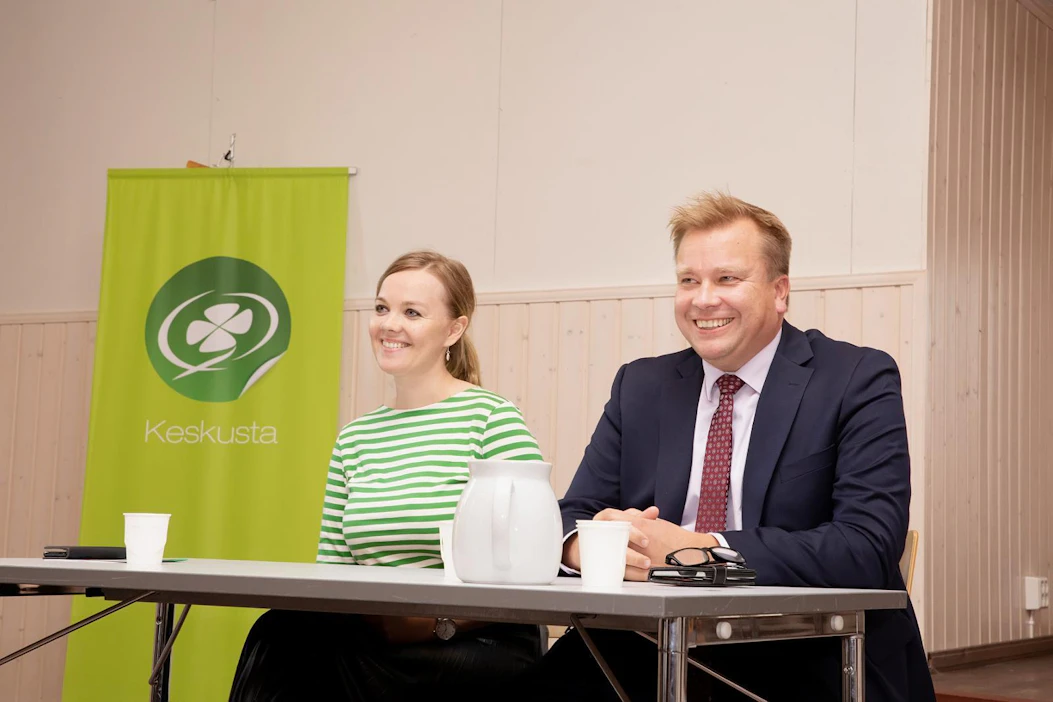 Keskustan puheenjohtajaehdokkaat Katri Kulmuni ja Antti Kaikkonen paneelikeskustelussa Kouvolassa 22. elokuuta.