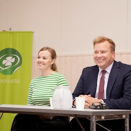 Keskustan puheenjohtajaehdokkaat Katri Kulmuni ja Antti Kaikkonen paneelikeskustelussa Kouvolassa 22. elokuuta.