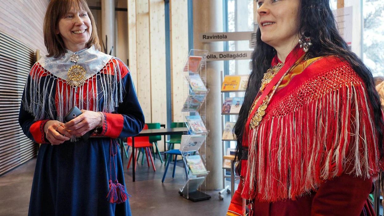 Helena Eskola (vas.) oli pukeutunut Utsjoen pukuun ja Piia Ruotsala-Kangasniemi 1800-luvun Enontekiön-Kautokeinon pukuun. He toivovat, että kouluissa kerrottaisiin enemmän saamelaisista ja kansan historiasta.