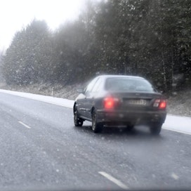 Lumisateet heikentävät ajokeliä monin paikoin Suomessa.