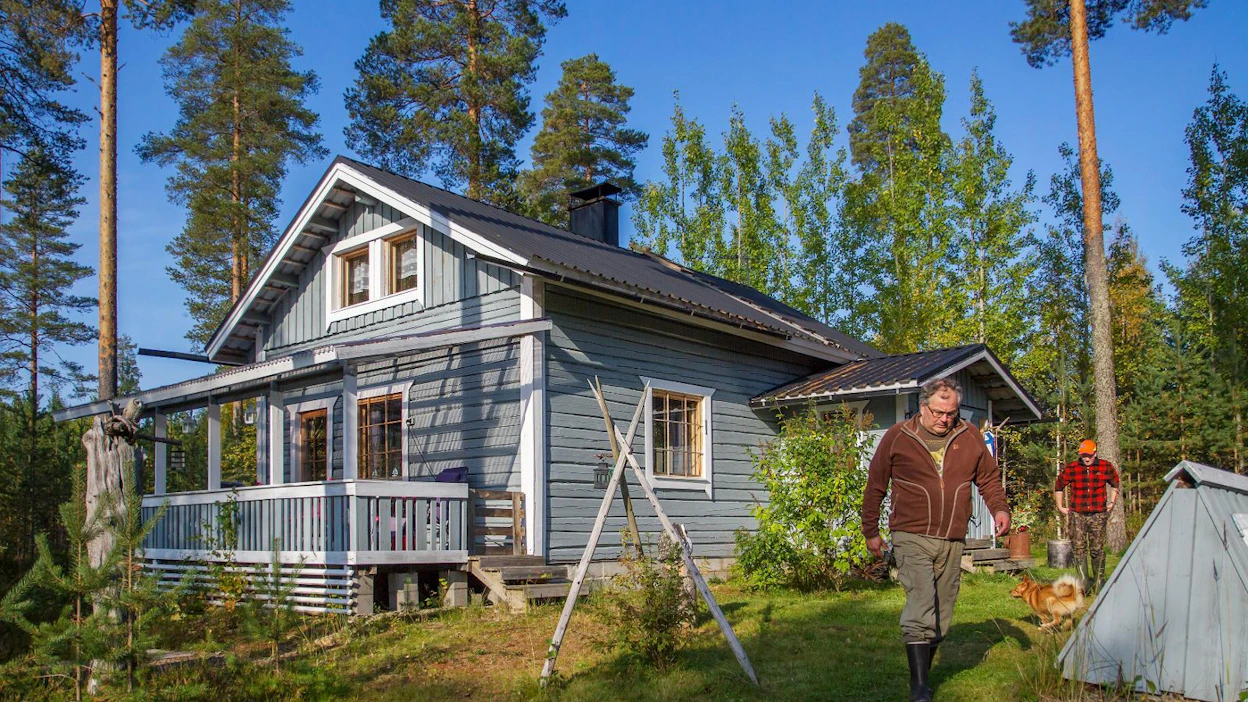 Mökki on tehty vanhasta hirsikehikosta, joka on siirretty tontille Ilomantsin keskustasta.
