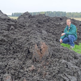 Vehmaan biokaasulaitokselta tuotiin Kalle Vainion pellon reunaan konsentroidun mädätteen kuivajaetta levitettäväksi syysviljapeltoon. (Kuva Hia Sjöblom)