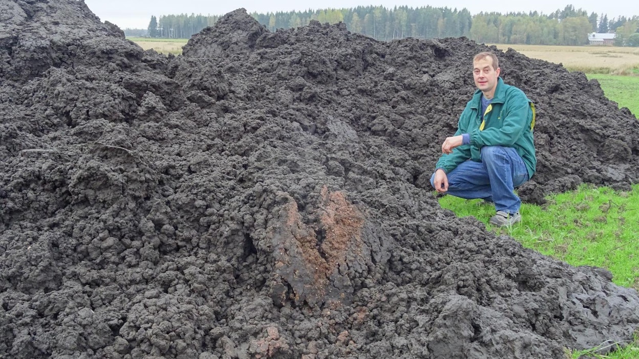 Vehmaan biokaasulaitokselta tuotiin Kalle Vainion pellon reunaan konsentroidun mädätteen kuivajaetta levitettäväksi syysviljapeltoon. (Kuva Hia Sjöblom)