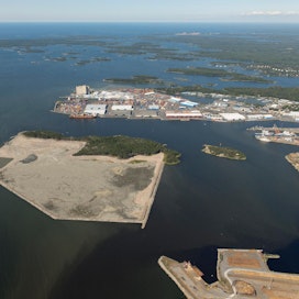 Rauman sataman edustalla sijaitsevaan Iso Järviluotoon on jo aiemmassa vaiheessa rakennettu täyttömateriaalista perustaa laajalle satama-alueelle. Yleiskaavassa alue on osoitettu satamalaajennukselle. Myös pengertien linjaus on osoitettu kaavassa.