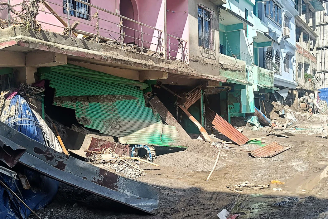 Tulviminen alkoi keskiviikkona Nepalin ja Kiinan rajojen lähellä, kun jäätikköjärvi oli tulvinut yli äyräidensä. LEHTIKUVA/AFP.