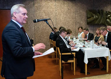 Antti Rinteen johtaman SDP:n kannatus on laskussa. Kokoomus hengittää jo niskaan uusimmassa HS-gallupissa.