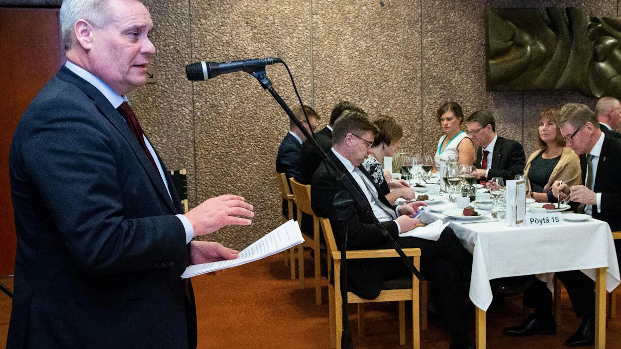 Antti Rinteen johtaman SDP:n kannatus on laskussa. Kokoomus hengittää jo niskaan uusimmassa HS-gallupissa.