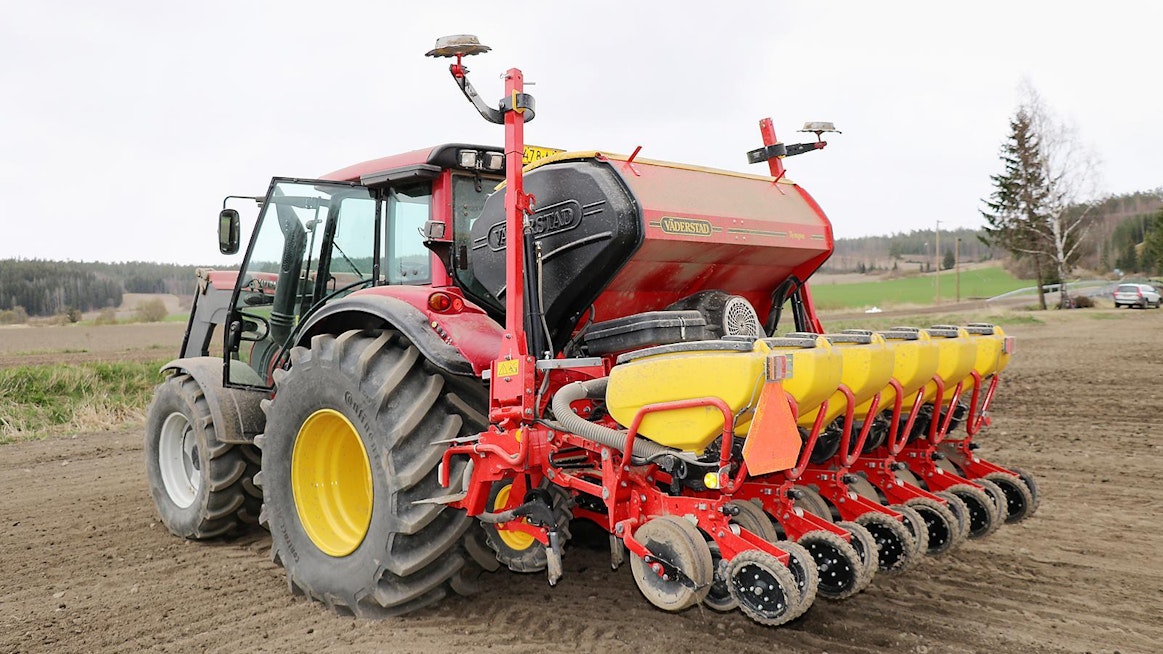 Ansion Valtra N142 -traktorissa käytetään kylvöaikaan 800/65R32-renkaita, koska paripyörät ovat liian leveät. Traktorin on oltava yli 100-hevosvoimainen, jos koneessa on lannoitteen sijoituslaite. Kylvölaitteen tarvitsema ylipaine tuotetaan puhaltimella (punainen nuoli).