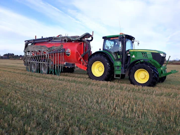 Perinteistä levityskalustoa edusti Eka-Asennuksen John Deere 6210R ja 18 m3 Kimadan 20 m:n letkulevittimellä.