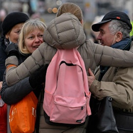 Perhe kokoontui yhteen päästyään Ukrainasta rajan yli Puolaan Medykan rajanylityspisteellä sunnuntaina.