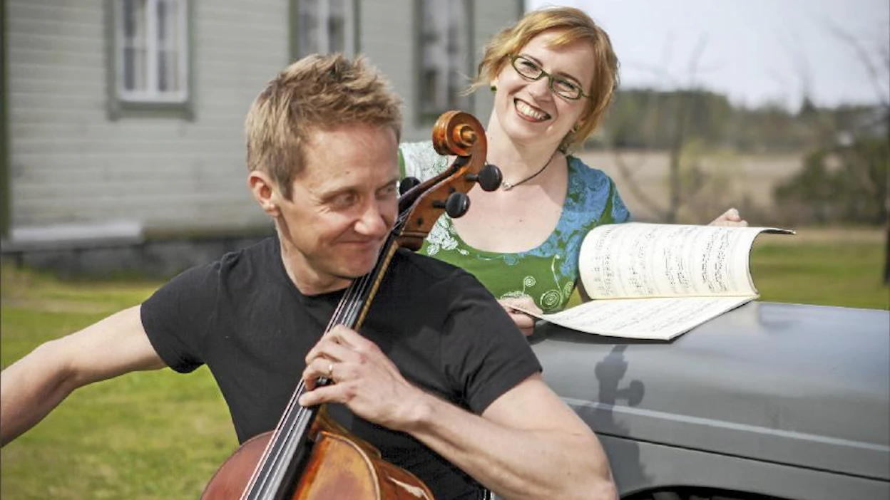 Yleensä Lahdessa soittavat Antero Manninen ja Anu Silvasti musisoivat tällä kertaa harmaan Fergusoninsa ääressä pihallaan Pukkilassa. Markus Manner