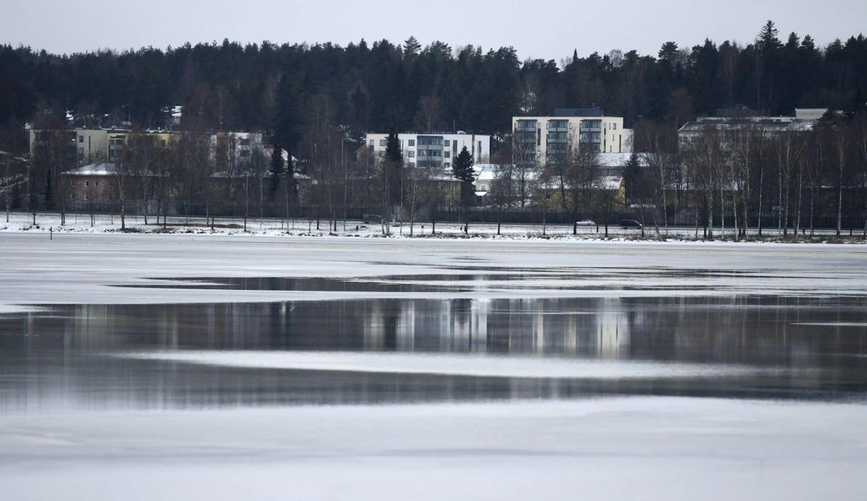 Oulun poliisi on varoittanut jäiden olevan heikkoja. Kuva Hämeenlinnasta viime vuodelta. LEHTIKUVA / MARTTI KAINULAINEN