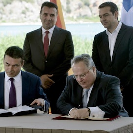 Allekirjoitusseremonia päätti Kreikan ja Makedonian 27 vuoden nimikiistan. Kuvassa etualalla ulkoministerit, taka-alalla pääministerit. Lehtikuva/AFP