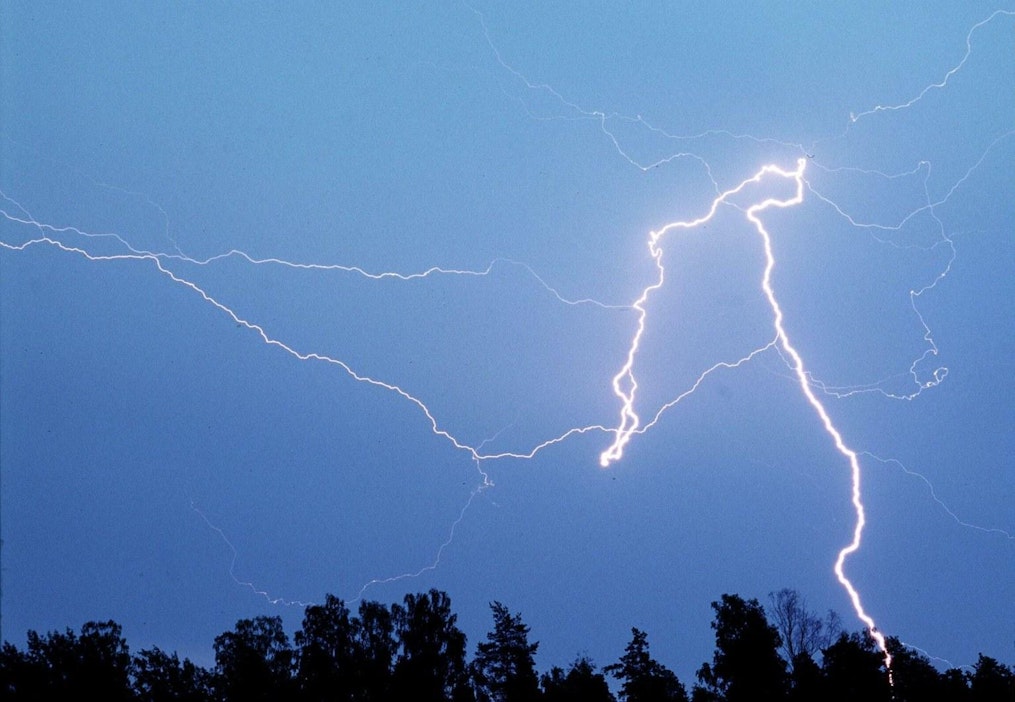 Ukkospuuskien voima saattaa nousta yli 25 metriin sekunnissa. Lehtikuva / Kalle Parkkinen.