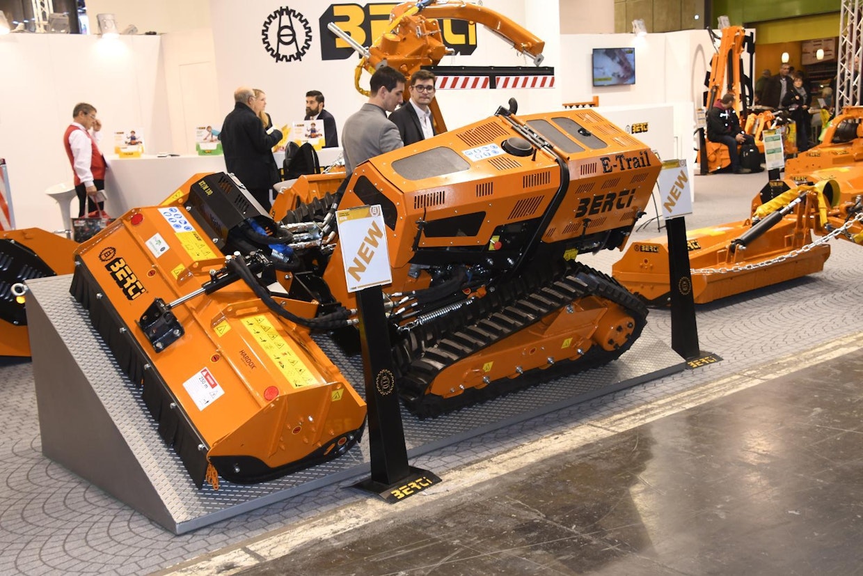 Kauko-ohjattavia robottileikkureita on tullut markkinoille lisää, kuvassa Bertin uutuus. Berti E-Trail on 40 hv:n dieselmoottorilla varustettu työkonealusta, johon voidaan liittää erilaisia leikkureita. Se pystyy liikkumaan 55 asteen kaltevalla pinnalla. (SN)