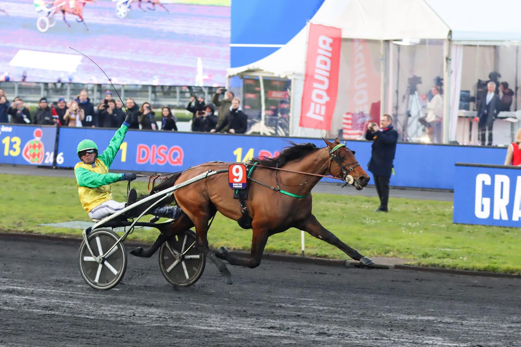 Face Time Bourbon sai kutsun Mikkeliin. Kuvassa rattailla oriin ensimmäistä Prix d'Amerique -voittoa tuulettava Björn Goop vaihtui hieman skandaalinkäryisesti ennen viime starttia Eric Raffíniin.