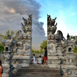 Tulivuori Agung puskee savua 1500 metriä vuoren huipun yläpuolelle.