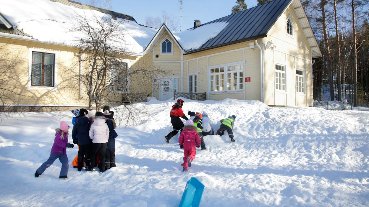 Metsäkoulupäivänä Vehkataipaleen koulun kaikenikäiset oppilaat puuhaavat ulkona yhdessä. Se kasvattaa yhteisöllisyyttä, toteavat opettajat. Taipalsaaren kunta suunnittelee koulun lakkauttamista säästösyistä.