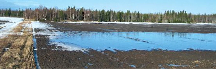 Tällaista tilannetta ei saisi keväällä näkyä. Näennäisesti tasainen pelto muodostuu järveksi, joka puhkaisee puron valtaojaan. Virtausnopeus kasvaa ja maa-aines lähtee liikkeelle