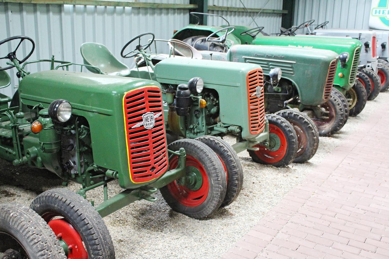 Saksassa vaikutti 2 Lanz- tehdasta, tunnetumman Heinrich Lanz AG:n ohella vuosina 1929–79 traktoreita teki myös Hermann Lanz GmbH merkillä HeLa. Nimilyhenne otettiin käyttöön 1950-luvun alussa isomman Lanz-tehtaan vaatimuksesta. Muuta yhteistä ei merkeillä ollut, 4-tahtisilla Deutz-, MWM- tai omilla dieseleillä varustetut HeLat olivat paljon nykyaikaisempia, mutta valmistusmäärät jäivät noin tuhanteen vuodessa. Maanviljelyskauppa Oy:n suunnitelmissa oli HeLan maahantuonti 1950-luvulla, mutta Lisenssivirastolta ei herunut saksanmarkkoja. (Sonsbeck)