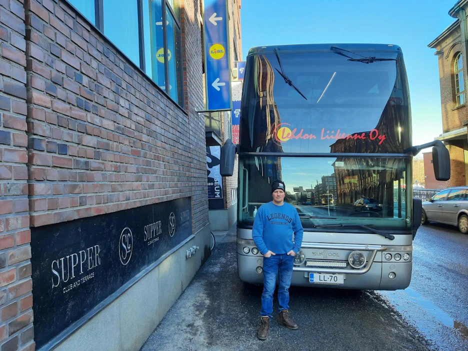 Avustusautojen letka lähtee kohti Ukrainaa perjantaiaamuna, Timo Kangastie kertoo torstaina Tampereen keskustassa. "Tavoite on, että olemme Puolan ja Ukrainan välisellä rajalla lauantaiaamuna."