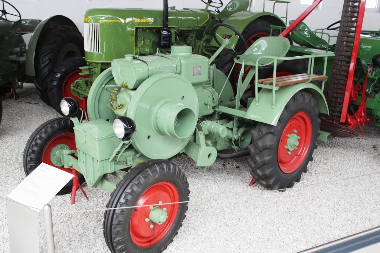 Fendt teki ensimmäiset itsekulkevat niittokoneensa 1920-luvun lopulla, traktoriksi Fendtiä alettiin puhutella muutamaa vuotta myöhemmin. Ensimmäinen menestyneempi malli oli vuonna 1937 esitelty Dieselross F18 (dieselratsu). 1-sylinterisen kiehutusjäähdytysdieselin toimitti Deutz, 4-nopeuksinen voimansiirto oli ZF:n tekemä. Lisävarusteena sai tasauspyörästönlukon, voimanottoakseli kuului vakiovarusteisiin. Valmistusmäärä vuoteen 1949 mennessä oli 3 212 kpl.  (Paderborn)