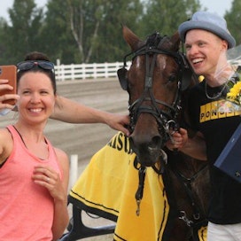 Kukkapuska kädessä kuvassa oleva Iivo Niskanen pääsi juhlimaan useasti voittoja osaomistamansa Cameron Evon kanssa. Kuvaa ottamassa Kerttu Niskanen.