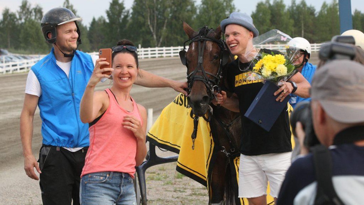 Kukkapuska kädessä kuvassa oleva Iivo Niskanen pääsi juhlimaan useasti voittoja osaomistamansa Cameron Evon kanssa. Kuvaa ottamassa Kerttu Niskanen.