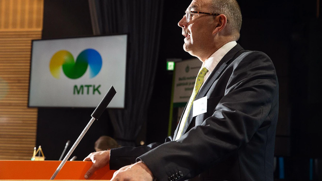 MTK:n metsävaltuuskunnan puheenjohtaja Mikko Tiirola muistuttaa, että PEFC-sertifioinnin tavoitteena on ekologisesti, sosiaalisesti ja taloudellisesti kestävän metsätalouden tasapaino.