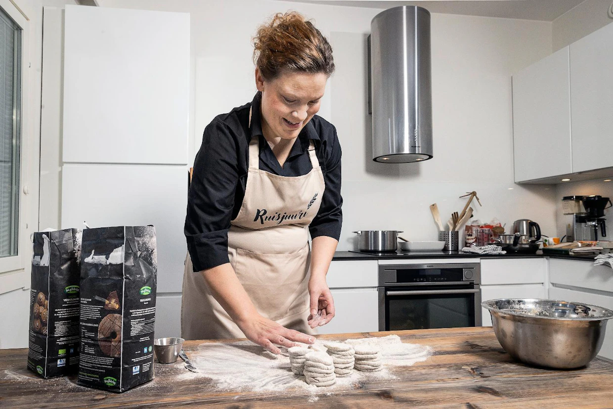 Sushibaarien sijaan tai rinnalle Katja toivoo Suomeen piirakkatupia. "Haaveeni on päästä leipomaan piirakoita Helsingin keskustaan vaikka Stockmannin ikkunaan", hän paljastaa.