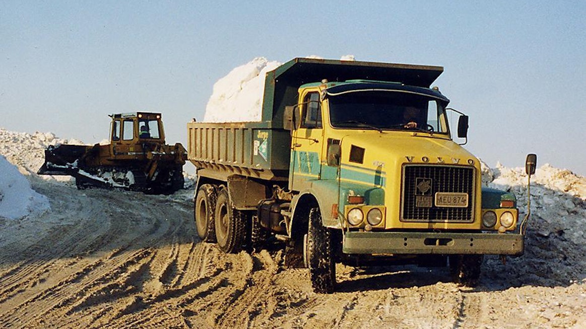Suurin osa N-sarjan autoista varustettiin joko maansiirto- tai soralavalla. Vielä vuosituhannen vaihteessa ne olivat maansiirtotyömaiden yleisimpiä autoja. Kuva on kevättalvelta 2000, kun kova lumentulo Pääkaupunkiseudulla pakotti ottamaan kaiken saatavilla olevan autokaluston lumenajoon.