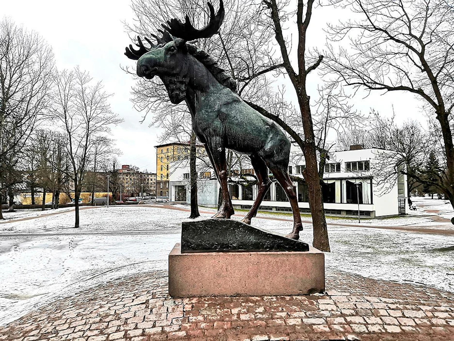 Jussi Mäntynen tunnetaan erityisesti realistisista eläinaiheisista pronssiveistoksista. Tämä hirvipatsas on Viipurissa.