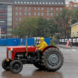 Luomuviljelijät olivat traktoreilla Helsingissä jo vuonna 2012.