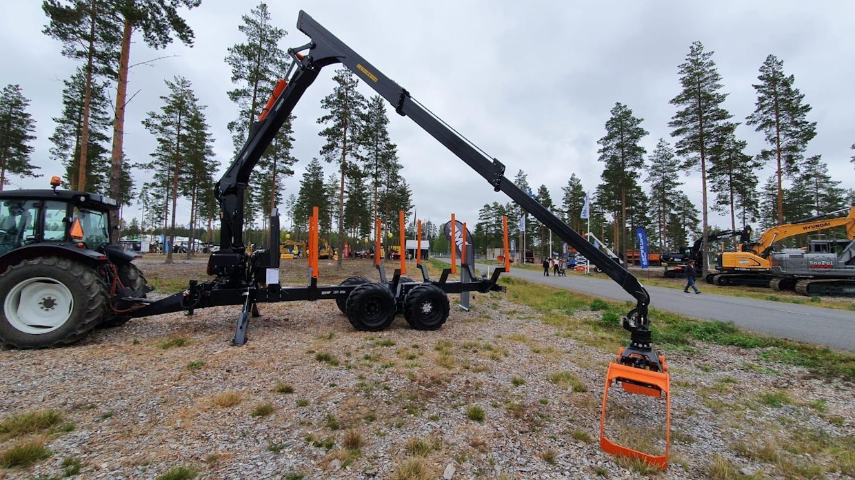 BMF:n uutuus metsäperävaunussa on kokoluokassa harvinainen yksipalkkirunko. Hydraulisessa vetojärjestelmässä on myös jarrutusominaisuus.