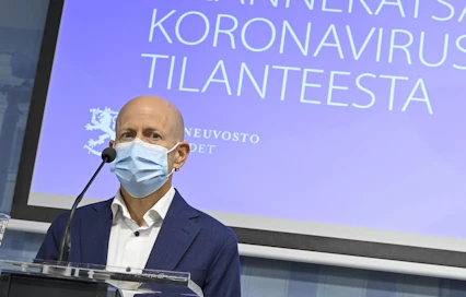 Terveyden ja hyvinvoinnin laitoksen (THL) ylilääkäri Otto Helve sanoo, ettei maskisuosituksesta tautitilanteen perusteella olla luopumassa aivan lähiaikoina.