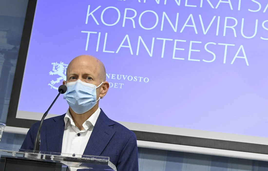 Terveyden ja hyvinvoinnin laitoksen (THL) ylilääkäri Otto Helve sanoo, ettei maskisuosituksesta tautitilanteen perusteella olla luopumassa aivan lähiaikoina.