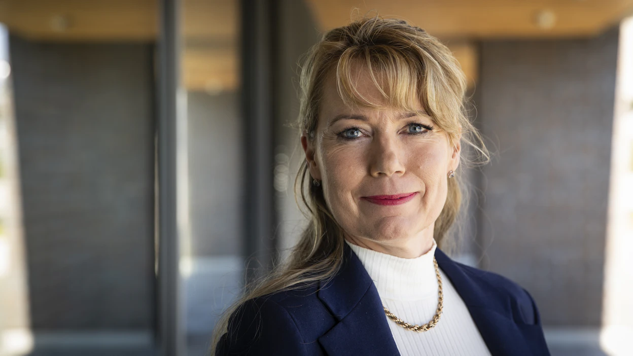 Hevosopiston toimitusjohtaja Heli Kivimäki-Manner kertoo kosteikon rakentamisen olevan osa yhtiön ympäristötyötä.