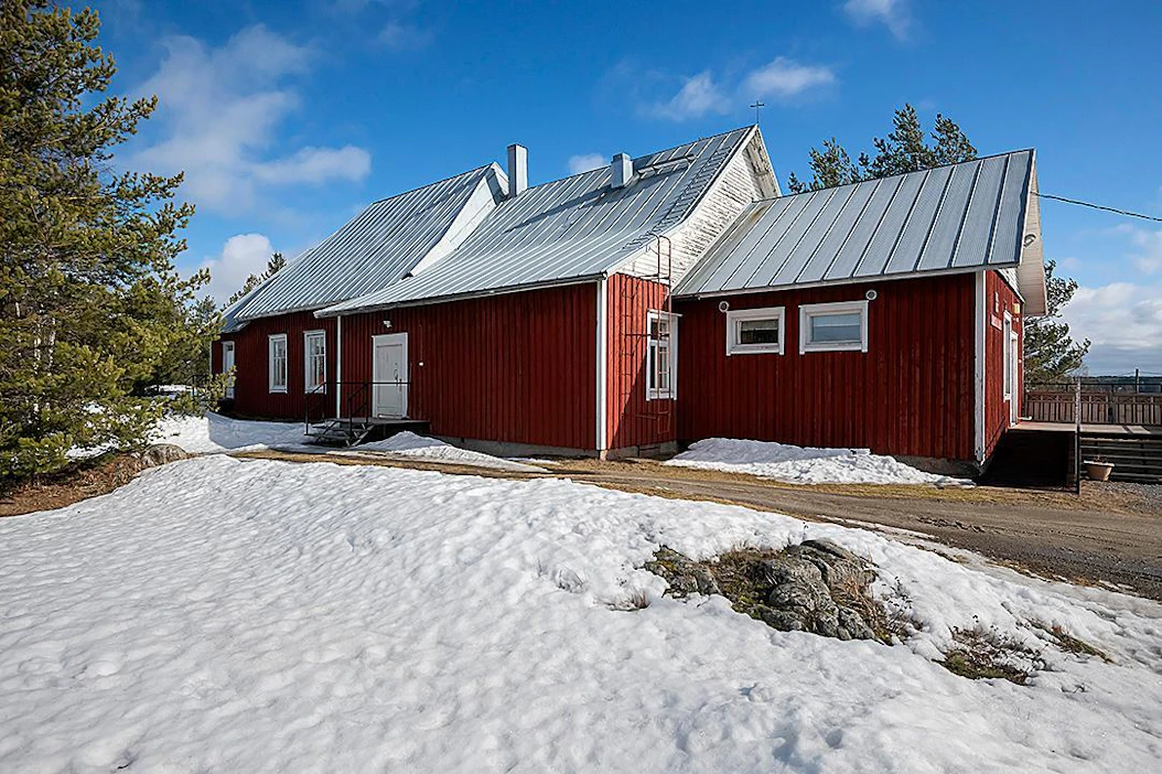 Seurantalo sijaitsee mäellä, josta aukeaa hyvä näkymä yli Myrkyn. Kylän nimen alkuperää on pohdittu paljon. Yksi oletus on, että Myrkky juontuisi kylän ruotsinkielisestä nimestä Mörtmark.