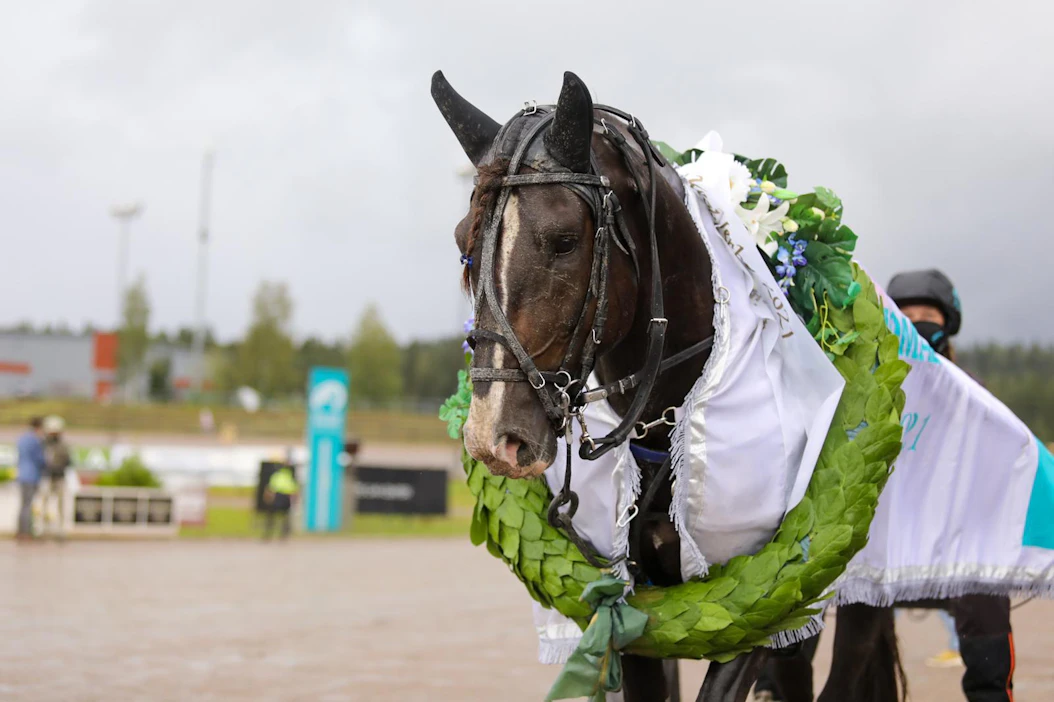 Derbyn sankari Ville Kalle sai kaulaansa perinteisen voittajaseppeleen.