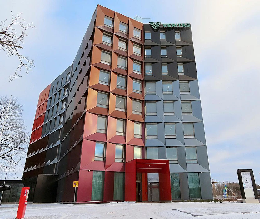 Näyttävä toimistokiinteistö sijaitsee Turussa Turku–Helsinki-moottoritien ja Kupittaan juna-aseman vieressä.