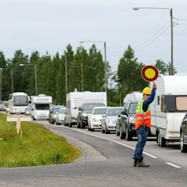 Liikenteen ohjausta poistumisväylien liepeillä Suviseuroilla Porissa sunnuntaina 2. heinäkuuta 2017. LEHTIKUVA / HANDOUT