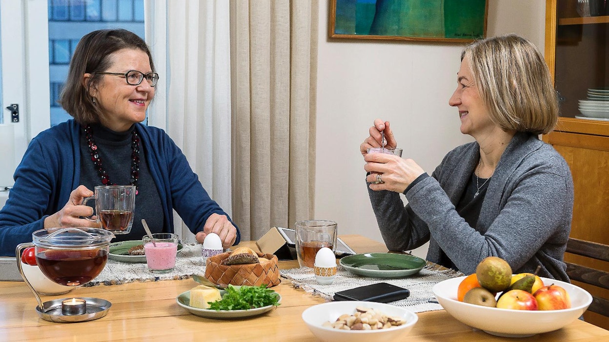 Eeva Voutilainen (vas.) ja Soili Soisalo suosivat Suomessa tuotettua ruokaa ja pitävät sitä myös terveydelle edullisena.