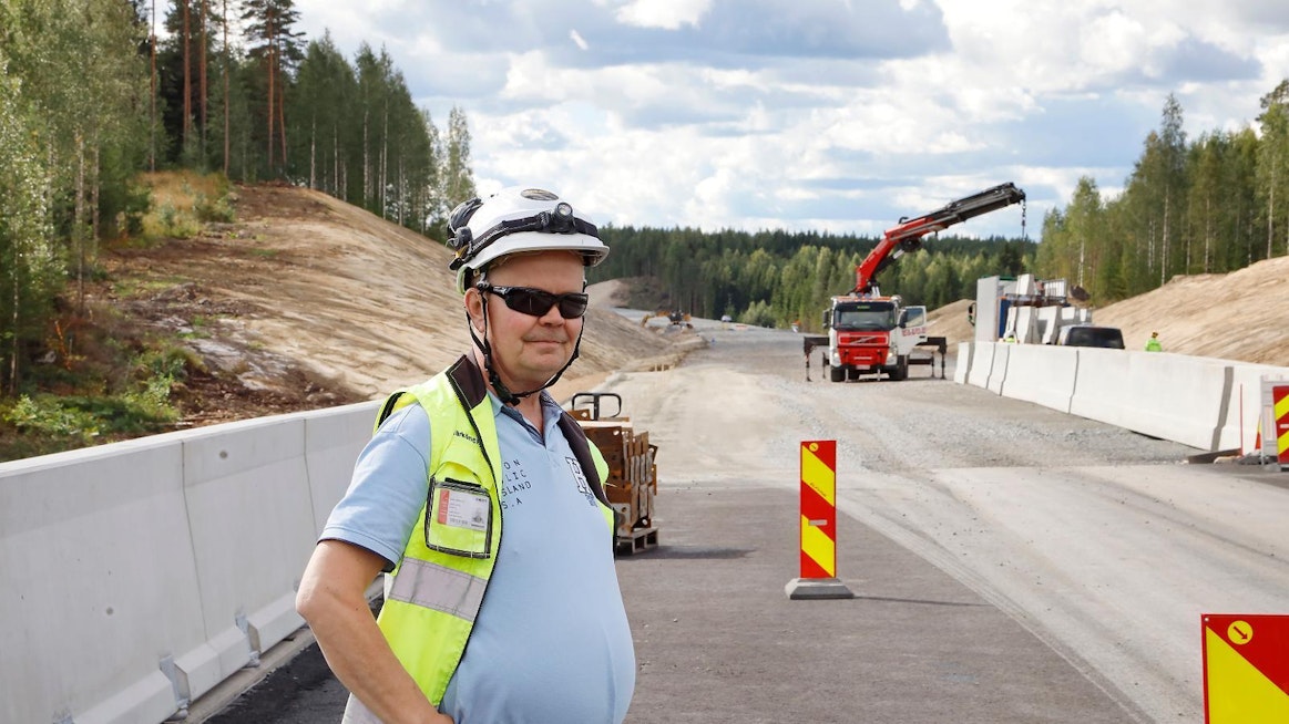 Kreate Oy:n urakkaosuudesta ensimmäisenä valmistuu reilun kolme kilometrin pätkä uutta tielinjausta. Se avautuu liikenteelle marraskuussa, sanoo vastaava työnjohtaja Arttu Härkönen.